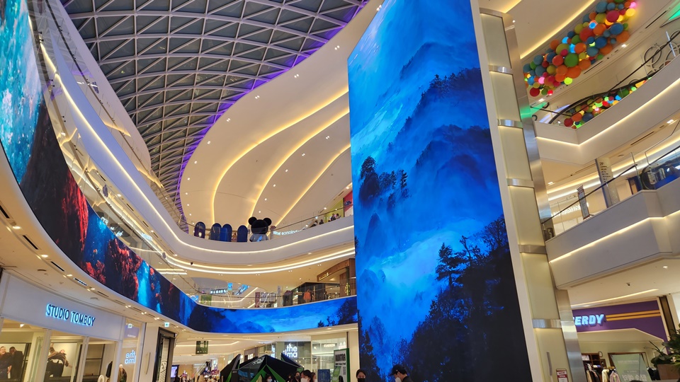 스타필드 하남의 중앙 스크린에 소개되고 있는 문화기술 박람회 관련 이미지