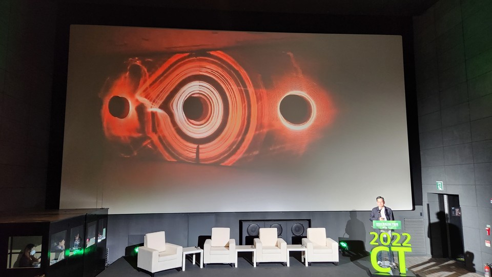 양민하 작가가 '가짜 신앙'이라는 주제로 제작한 작품을 소개하고 있다.