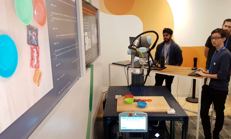 AI를 탑재한 로봇 팔 시연 장면 (사진=구글)