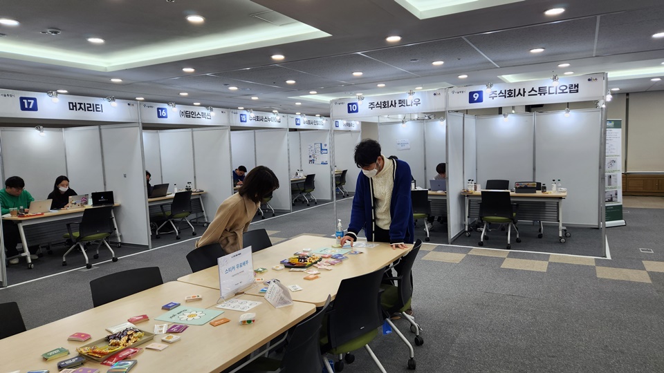 4층 채용박람회장에서 참여자를 기다리는 각 기업의 채용 담당자들