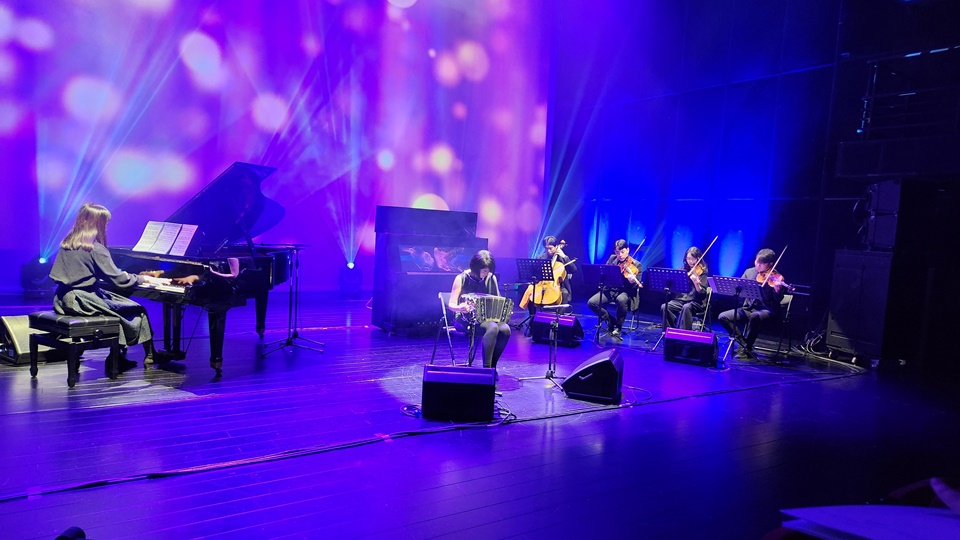 AI 피아노와 실제 연주자들의 협연 모습