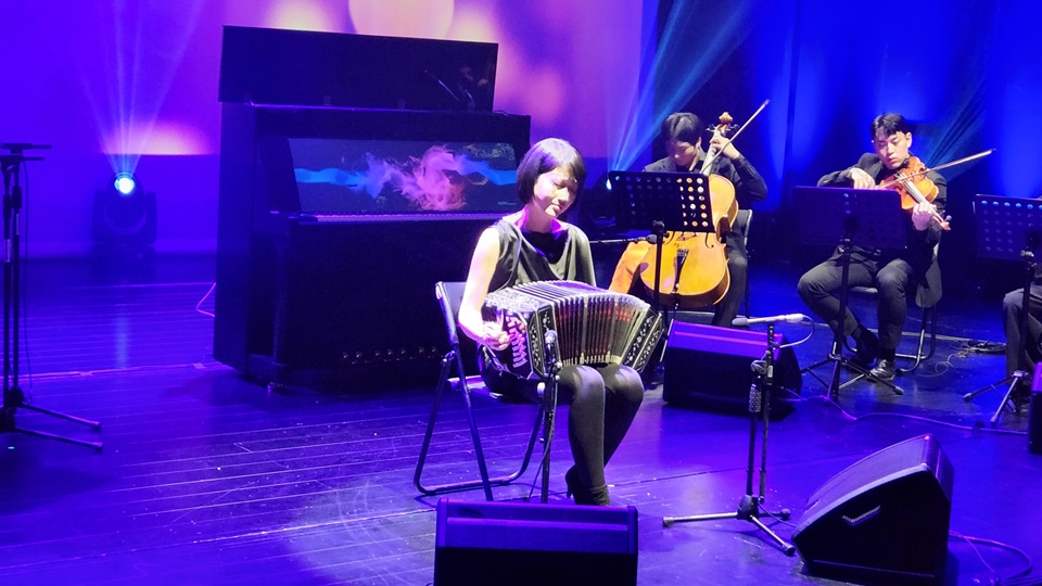 아코디언을 닮은 악기 '반도네온'을 열정적으로 연주하는 진선