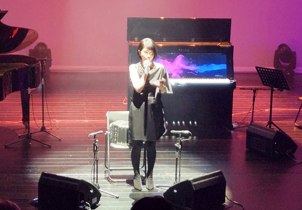 진선이 메타버스 이프랜드에서 관람 중인 청중들의 질문에 실시간으로 답하고 있다.