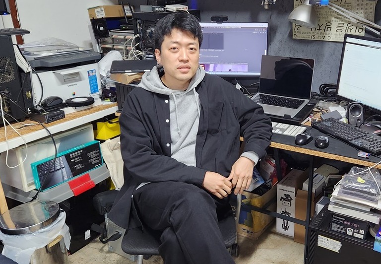 조영각 신매체 대표를 그의 동대문 작업실에서 만났다.