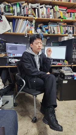 AI아트에 대해 설명하고 있는 조영각 작가