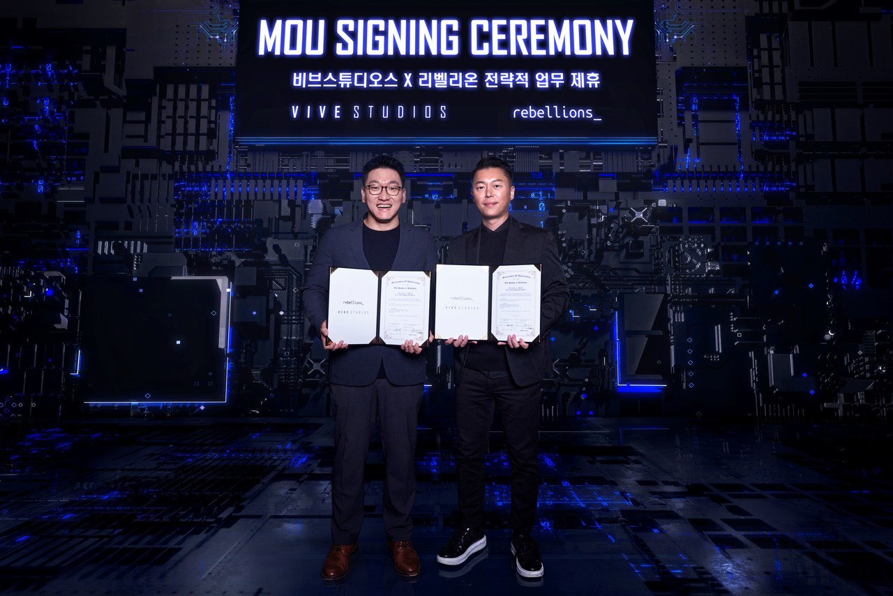 박성현 리벨리온 대표(왼쪽)과 김세규 비브스튜디오스 대표가 MOU를 마친 뒤 포즈를 취하고 잇다. (사진=비브스튜디오)