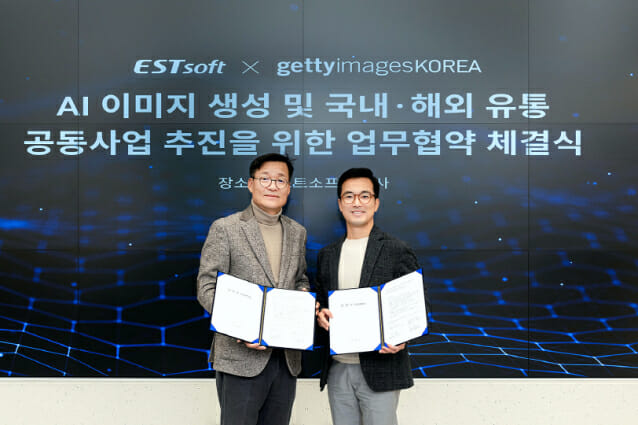 박건원 게티이미지코리아 대표(왼쪽)와 정상원 이스트소프트 대표가 MOU를 마치고 기념 촬영을 하고 있다. (사진=이스트소프트)
