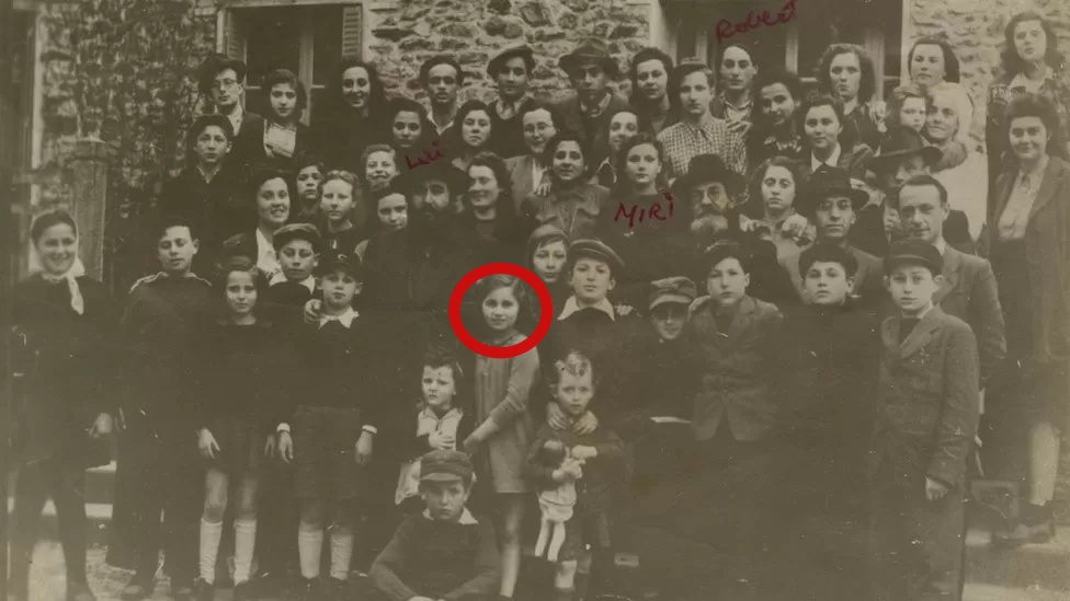 2차대전 직후 프랑스 바르비종 난민캠프에서 찍은 단체 사진. 가운데 원안의 소녀가 블랑쉬 픽슬러 할머니.(사진=미국 홀로코스트 기념 박물관)