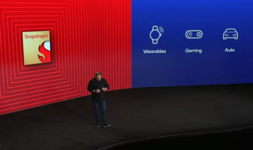 크리스티아노 아몬 퀄컴 CEO가 '2022 스냅드래곤 서밋'에서 신제품을 소개하고 있다. (사진=퀄컴)
