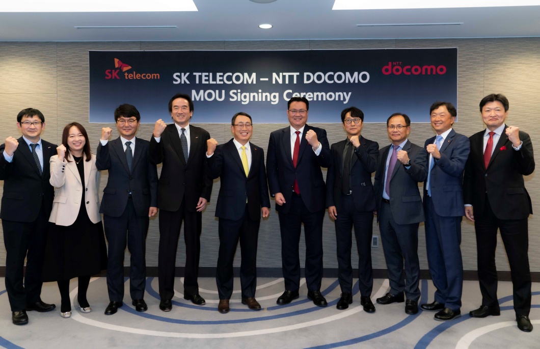 SKT와 NTT도코모 관계자들이 MOU를 마친 뒤 기념 촬영을 하고 있다. (사진=SKT)