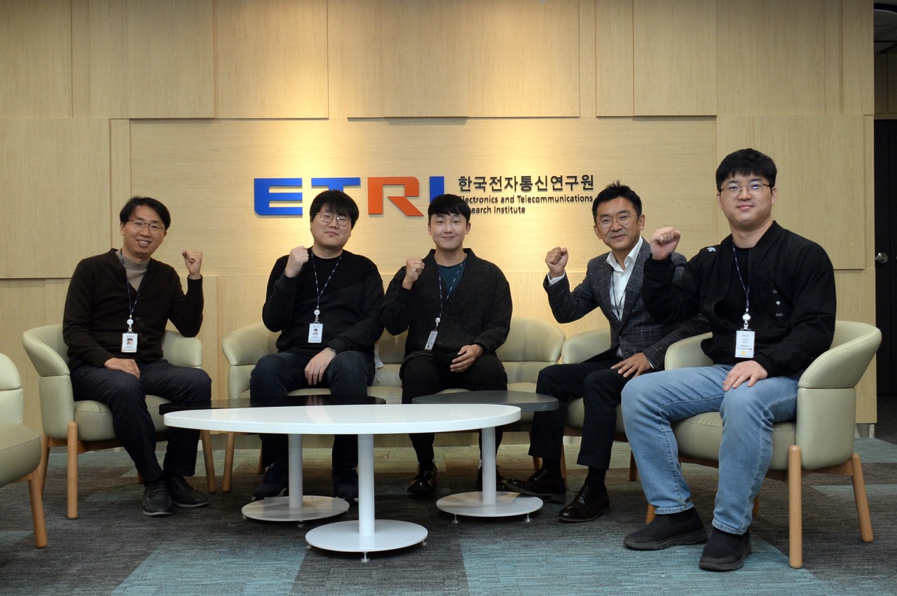 2단계 연구에 참가한 김현우 ETRI 책임연구원(왼쪽부터), 서승우 박사, 신영환 박사, 이성원 정보전략부장, 유병현 선임연구원 (사진=ETRI)