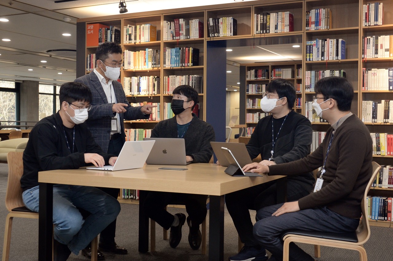 ETRI 연구진이 멀티에이전트 강화학습에 대해 논의하고 있다. (사진=ETRI)