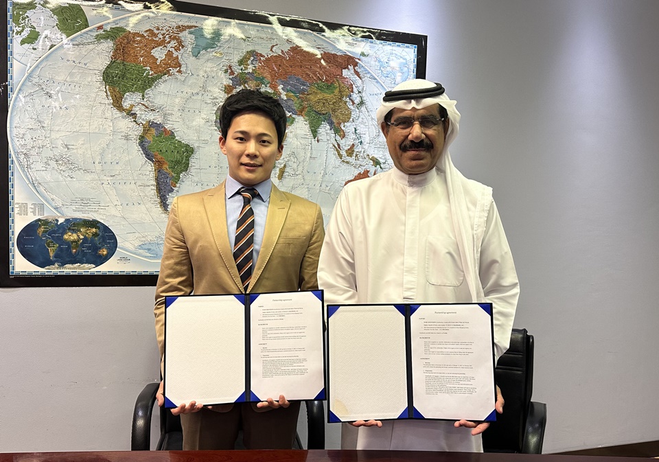 이동윤 앙트러리얼리티 대표(왼쪽)와 압둘 아흐마드 아이엠에스 대표가 21일 UAE 현지에서 파트너십을 체결하고 있다. (사진=앙트러리얼리티)