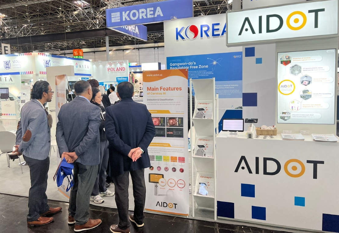 해외 바이어들이 '메디카 2022' 아이도트 부스를 방문, 제품을 살펴보고 있다. (사진=아이도트)