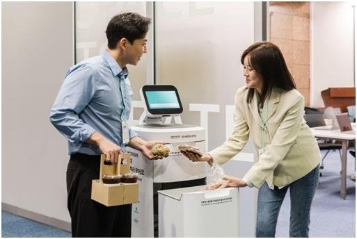 실내 배달로봇인 '딜리타워'가 서울 삼성동 트레이드타워에서 배달을 하고 있다. (사진=우아한형제들)