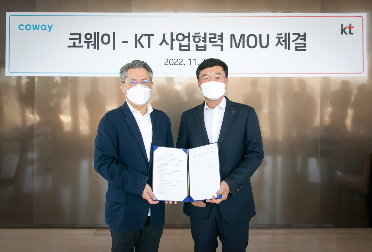 서장원 코웨이 대표(왼쪽)와 윤경림 KT 사장이 서울 종로구 KT광화문 이스트사옥에서 열린 MOU 체결식에서 기념 촬영하고 있다. (사진=코웨이)