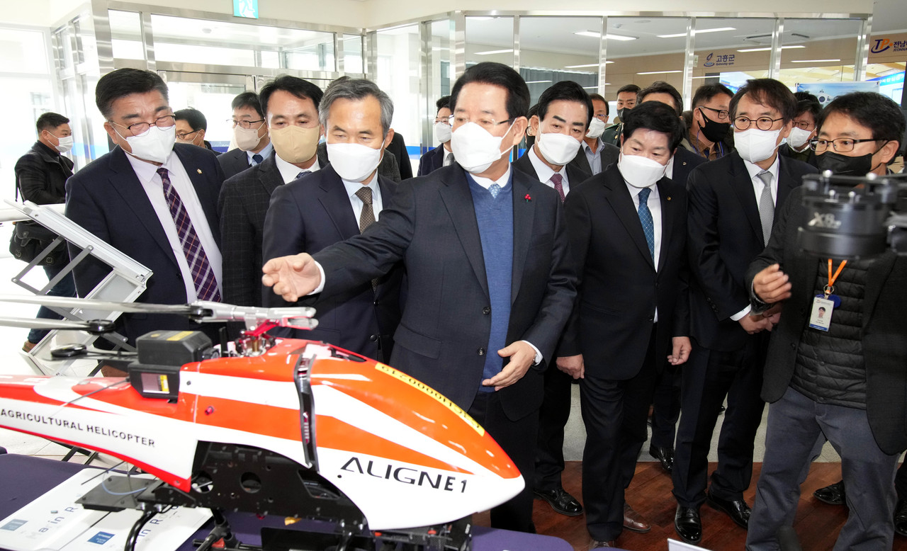 김영록 전남지사가 드론특화지식산업센터를 방문해 UAM 기체를 살펴보고 있다. (사진=전남)