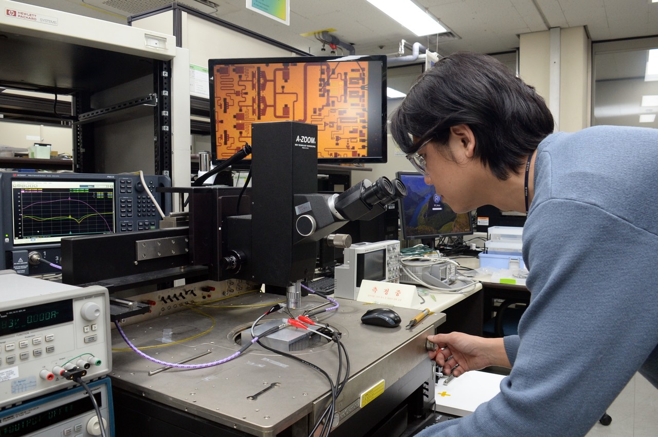 DMC융합연구단이 질화갈륨(GaN) 반도체 송·수신 단일 집적회로(MMIC)를 개발중인 모습. (사진=DMC융합연구단)