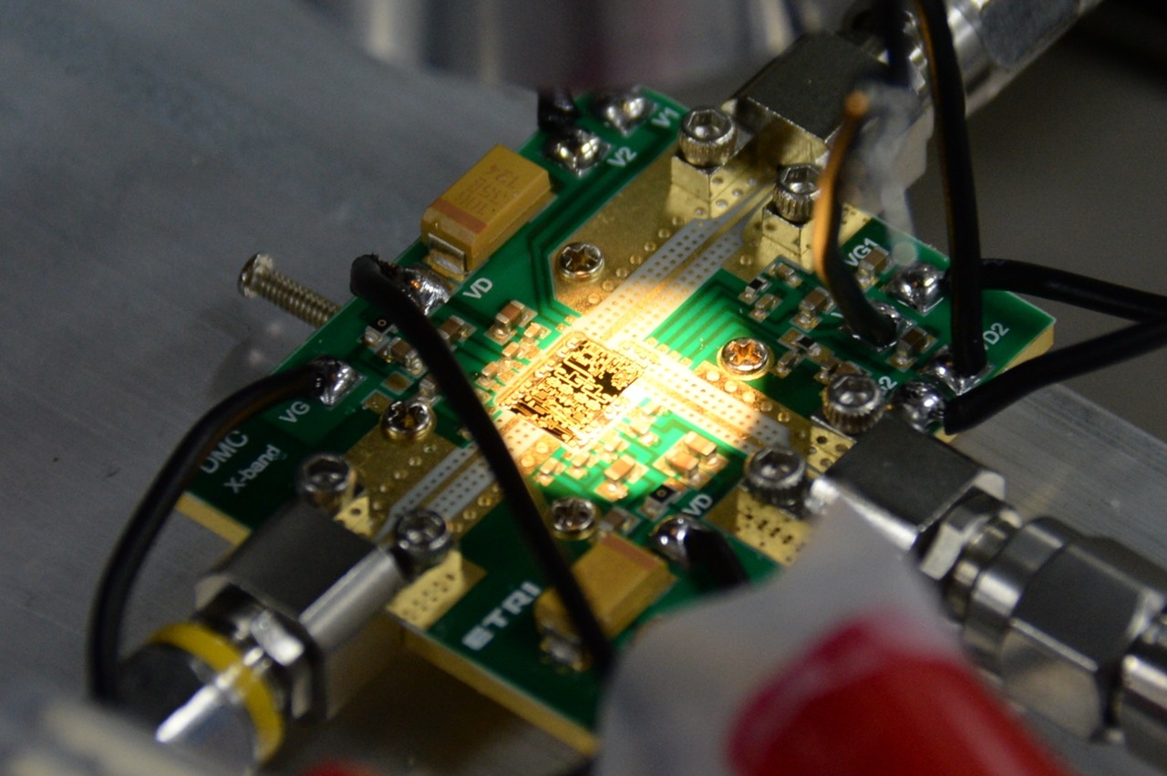 연구진이 개발한 질화칼륨 반도체 송·수신 집적회로(MMIC)의 모습. (사진=DMC융합연구단)