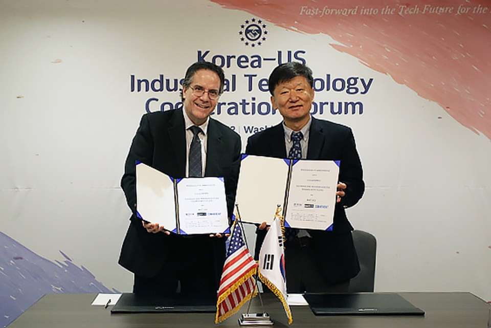 앤디 수지스 코히런트사 박사와 남은수 ETRI 박사가 업무 협약을 맺는 모습 (사진=ETRI)