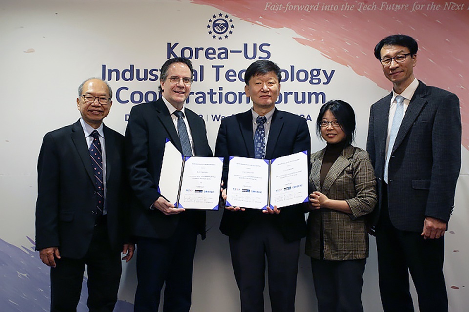 업무 협약식에 참석한 코히런트사의 (왼쪽부터)영카이 첸, 앤디 수지스 박사와 ETRI의 남은수 박사, 이지현 ETRI 미주센터장, 최태상 박사 (사진=ETRI)