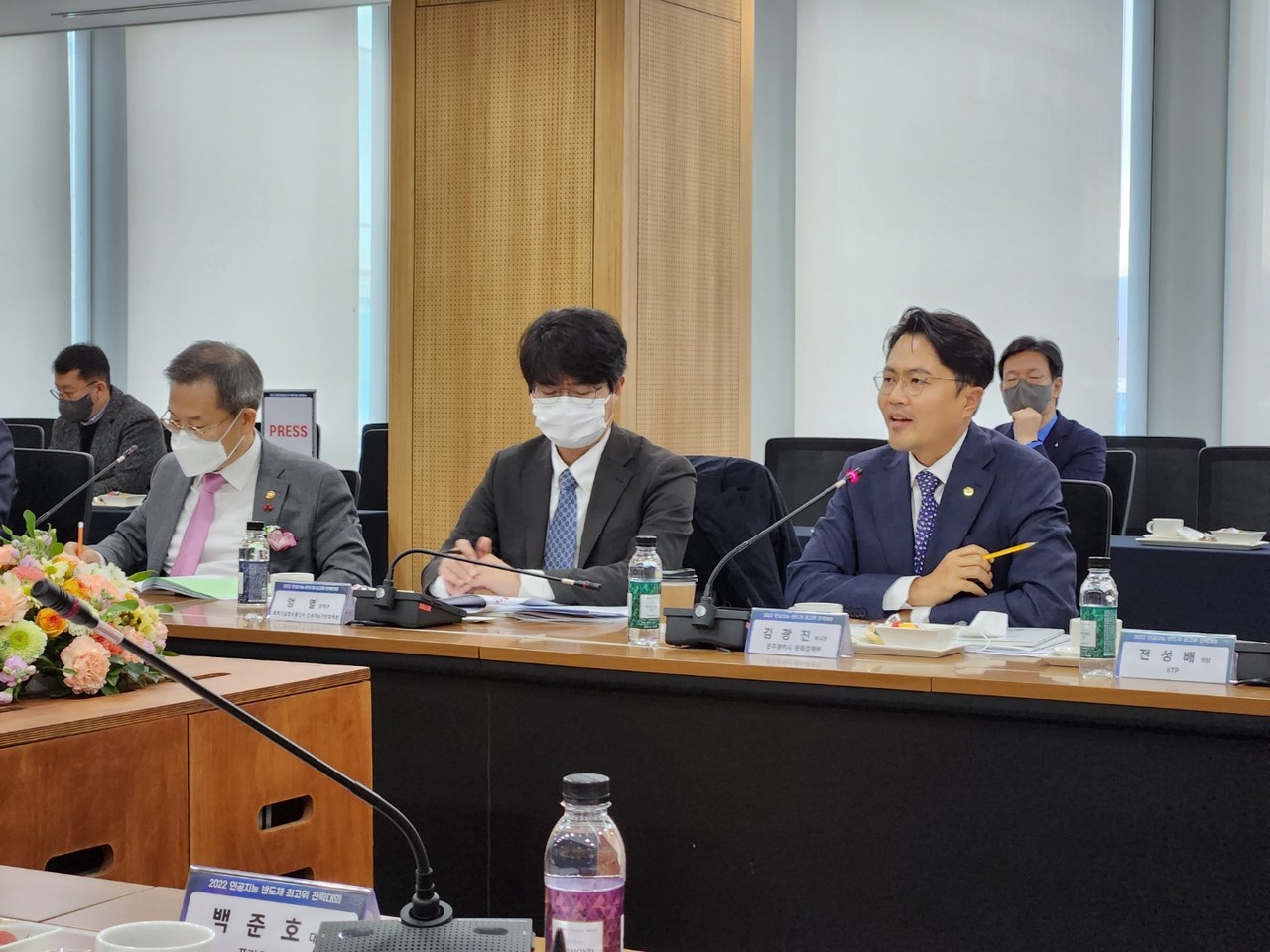 김광진 광주 문화경제부시장(오른쪽)이 12일 열린 AI반도체 최고위 전략대화에서 발언하고 있다. (사진=광주시)