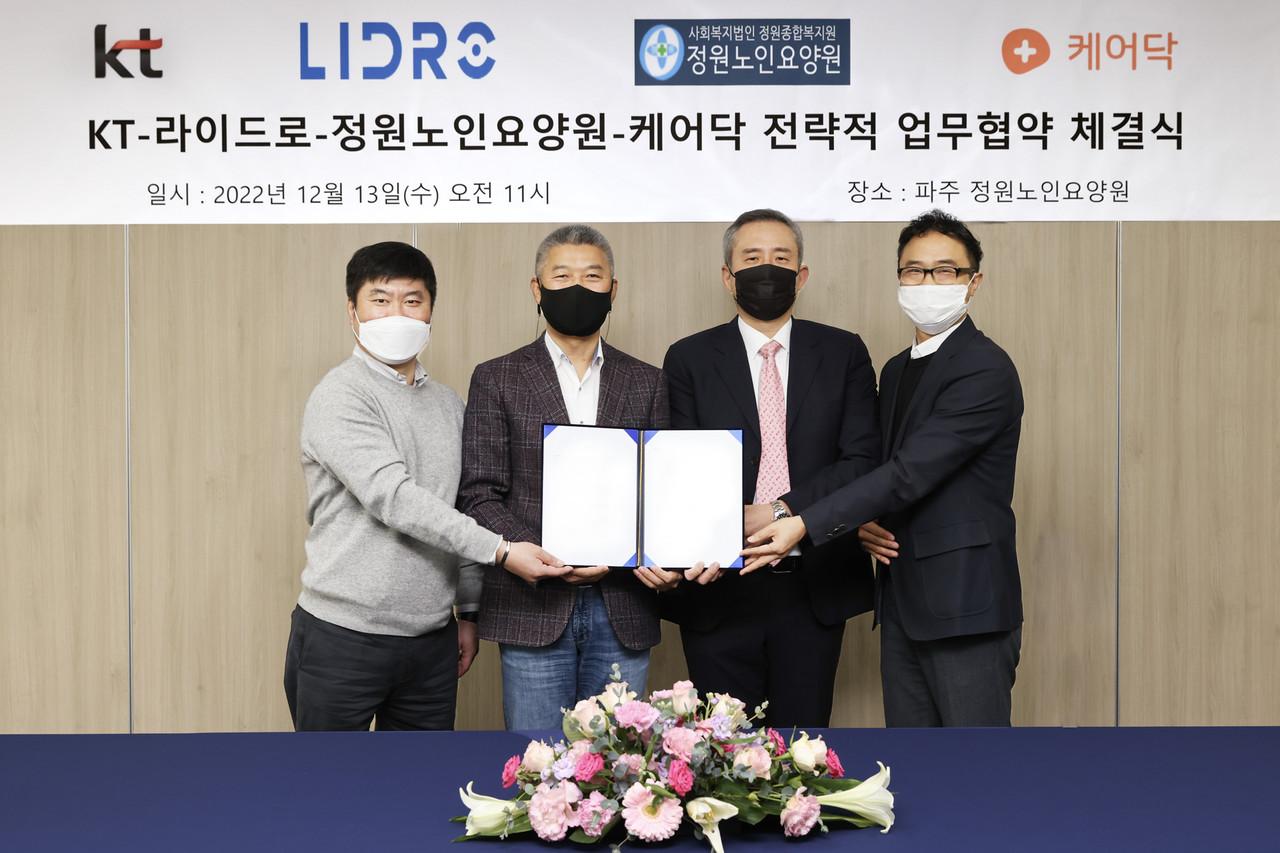 KT와 라이드로, 정원노인요양원, 케어닥 관계자들이 13일 파주 정원노인요양원에서 업무협약을 맺고 있다. (사진=KT) 