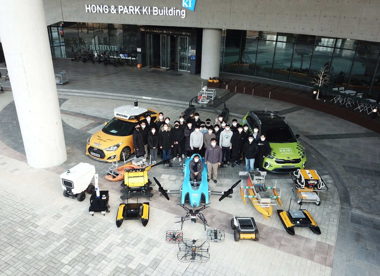 팀 KAIST 멤버들과 대회 참가용 장비 (사진=KAIST) 
