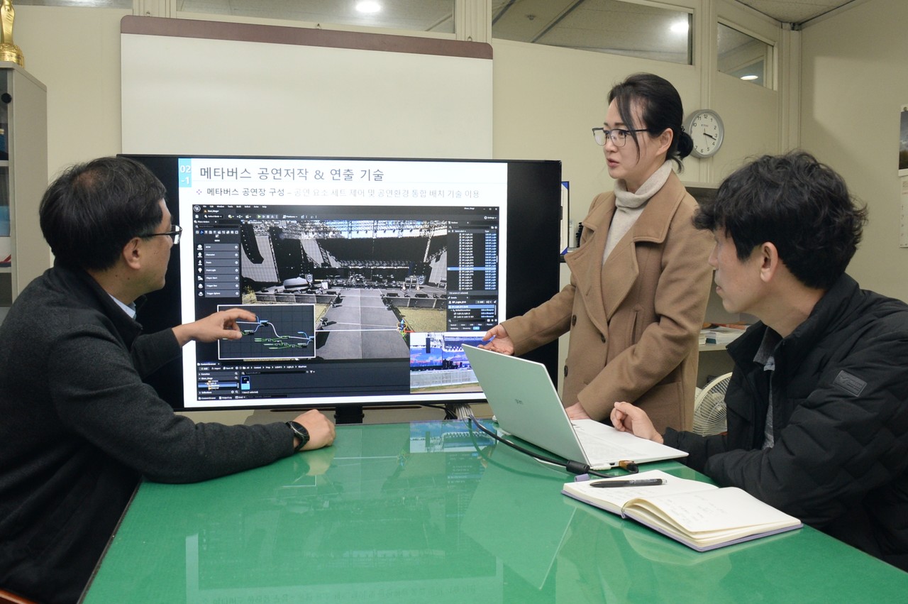 ETRI 연구진이 메타버스 공연기술 개발을 위해 논의하고 있다. (사진=ETRI)
