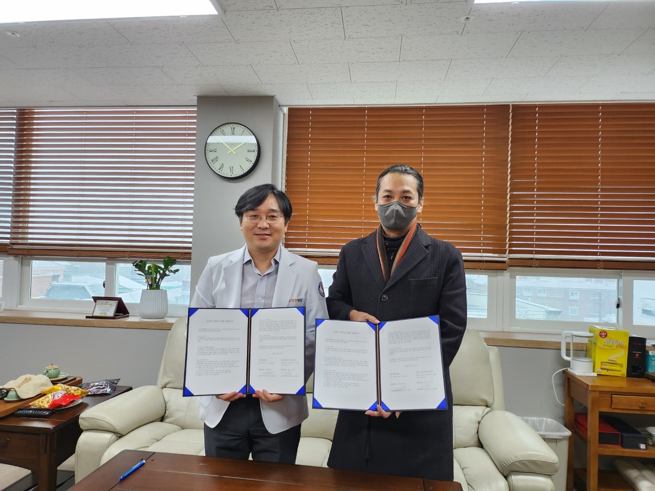 윤동국 어노테이션에이아이 대표이사(왼쪽)와 성병윤 성모척관병원 대표원장이 MOU 이후 포즈를 취하고 있다. (사진=어노테이션에이아이)