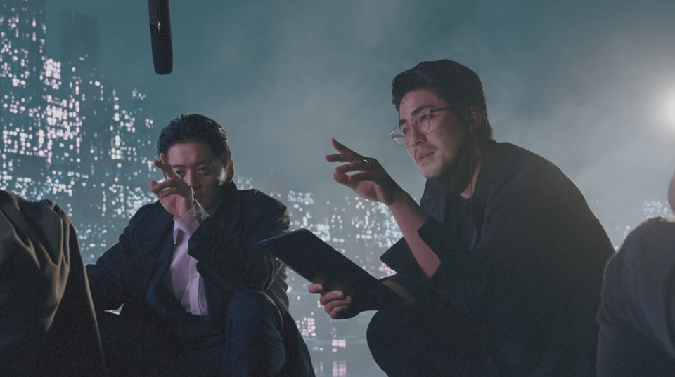 채수응 아리아스튜디오 대표(오른쪽)가 버추얼 프로덕션(VP) 세트 현장에서 디렉팅을 하고 있다. (사진=아리아스튜디오)