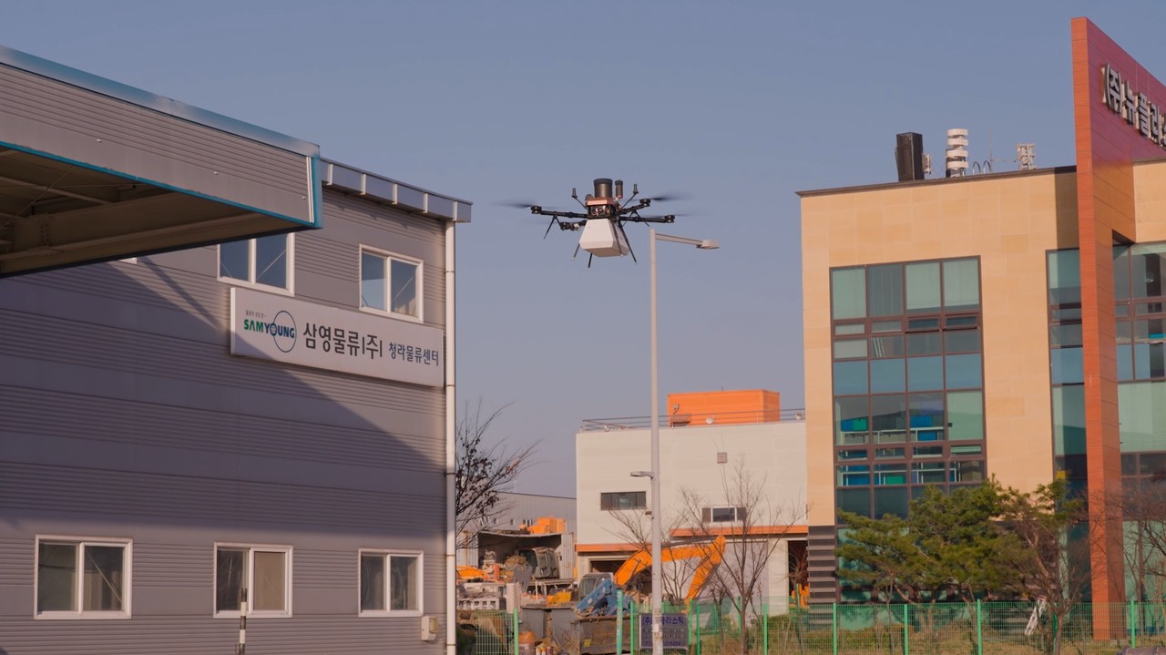 파블로항공 드론이 도심지 비가시권 드론배송을 위해 이륙하고 있다. (사진=파블로항공) 