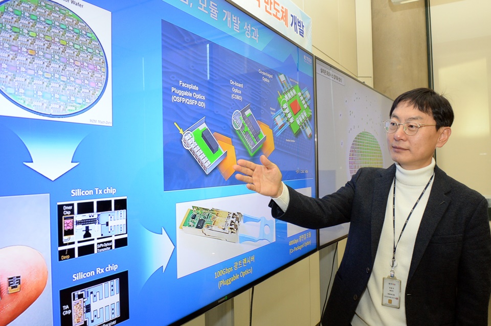 이번 연구 책임자인 이준기 ETRI 광네트워크연구실장이 초고속 광입출력 반도체에 대해 설명하고 있다. (사진=ETRI)