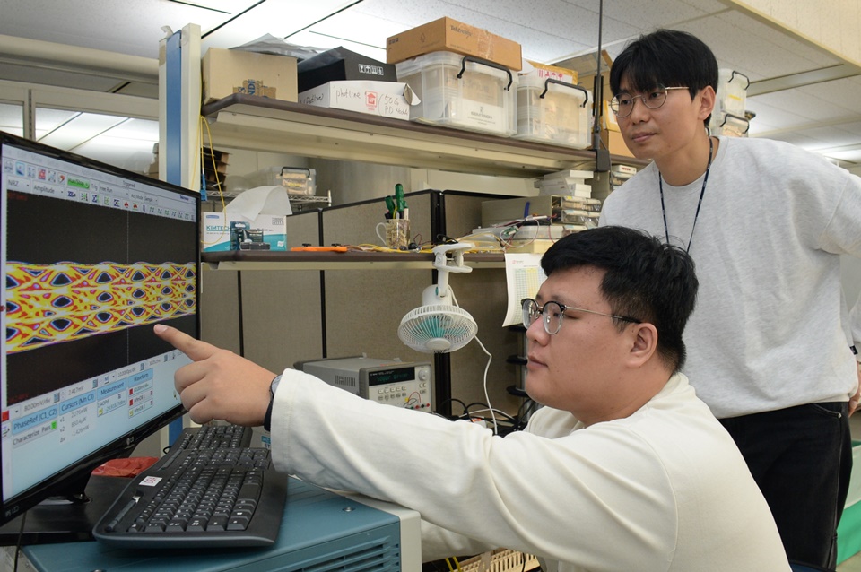 이번 연구에 참여한 연구진이 초고속 광입출력 반도체에 대해 설명하고 있다. (사진=ETRI)