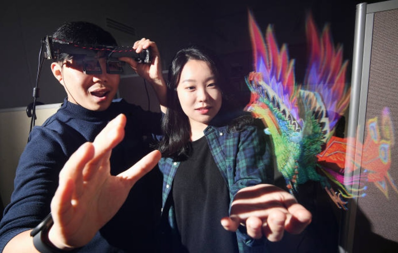 문체부가 10만명이 참가 가능한 메타버스 플랫폼 기술을 개발하겠다고 밝혔다. 사진은 KIST가 개발한 홀로그램 기반 AR 플랫폼 구현 장면 (사진=문체부)