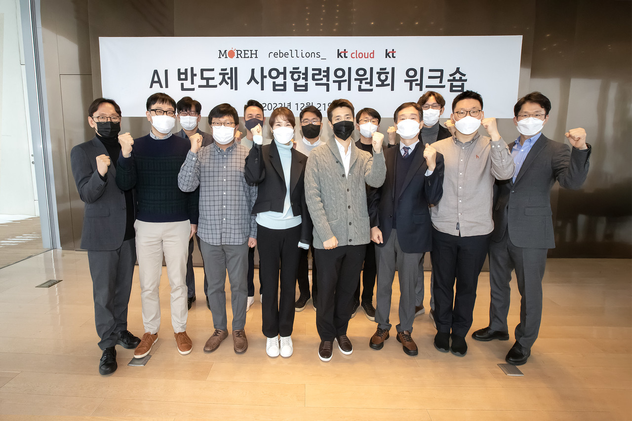 조강원 모레 대표(앞줄 왼쪽 세번째), 김채희 KT 전략실장(네번째), 박성현 리벨리온 대표(오른쪽 두번째) 등 위원회 멤버들이 워크숍에서 기념 촬영을 하고 있다. (사진=KT)