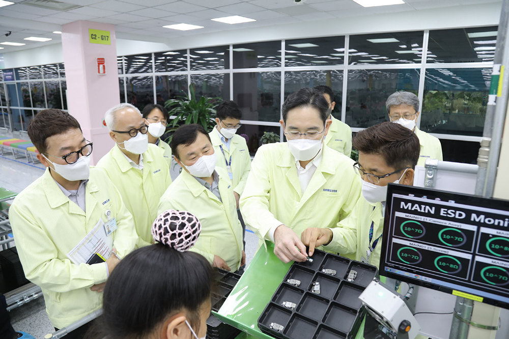 이재용 삼성전자 회장이 베트남 현지를 찾아 스마트폰 공장을 둘러보고 있는 모습. (사진=삼성전자)