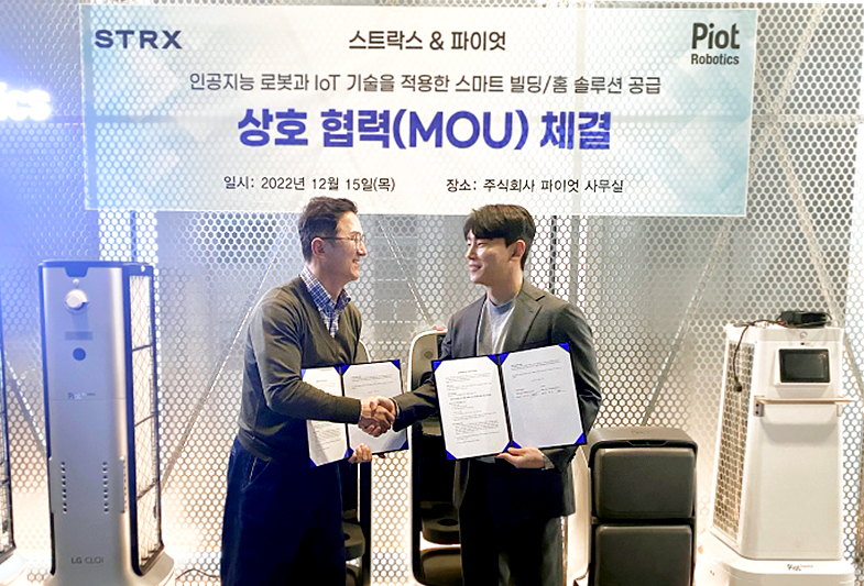 박광 스트락스 대표(왼쪽)와 이상현 파이엇 대표가 MOU 체결 후 악수를 나누고 있다. (사진=파이엇)