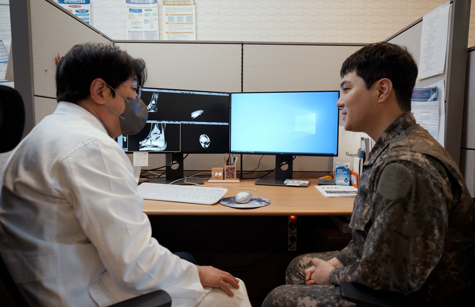 딥노이드 영상판독 솔루션의 도움을 받아 진료하고 있는 의료진과 군 장병 (사진=딥노이드)