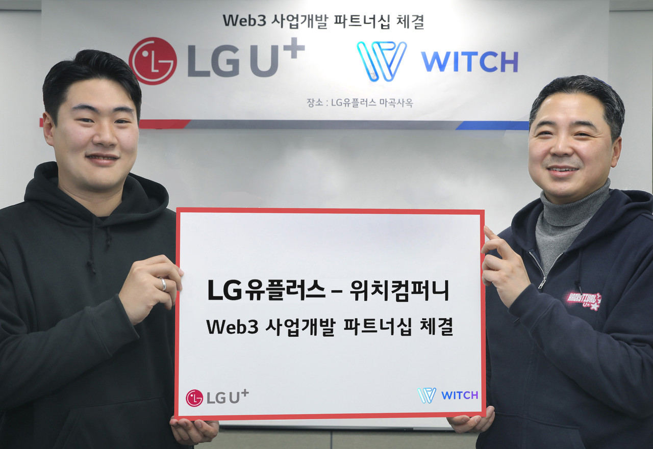 이민준 위치컴퍼니 대표(왼쪽)와 이상엽 LGU+ CTO가 마곡사옥에서 열린 협약식에서 기념촬영을 하고 있다. (사진=LGU+)