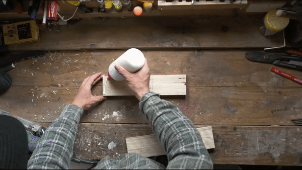 런웨이의 AI매직툴 시연. 오른쪽 위의 물건들이 지워진다.(영상=런웨이 홈페이지)