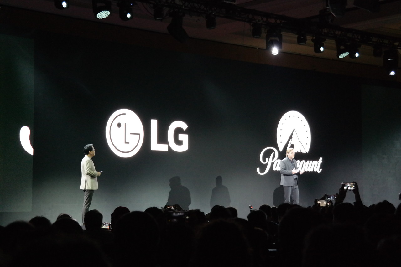 조주완 사장(왼쪽)의 소개로 톰 라이언 파라마운트 스트리밍 CEO가 무대에 오르고 있다. 