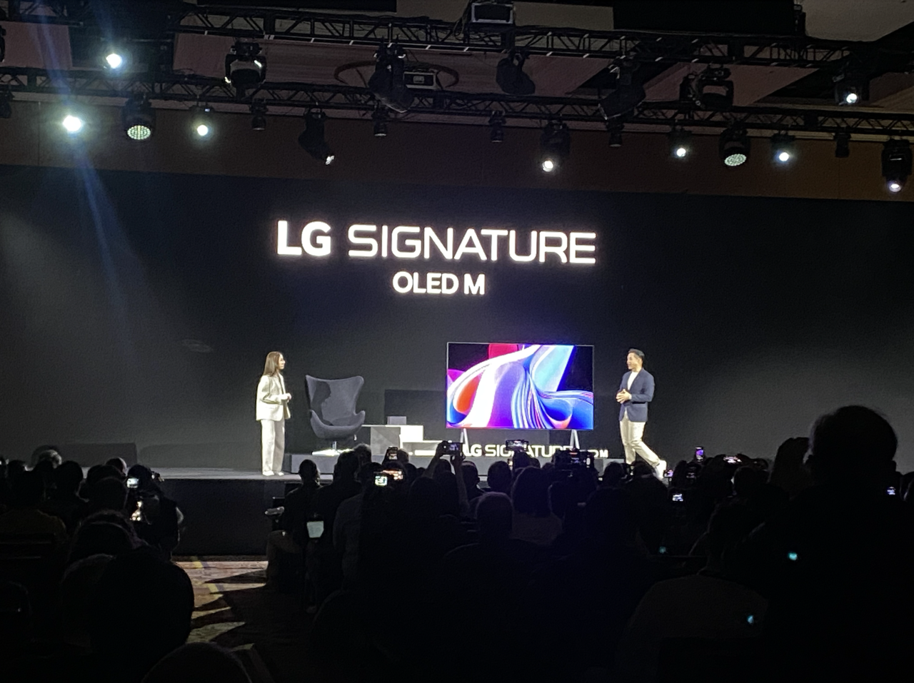 무선 기술로 박수를 받은 올레드 M