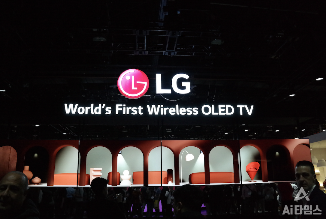 부스 내부 정면에 배치된 '세계 최초의 무선 올레드 TV' 로고