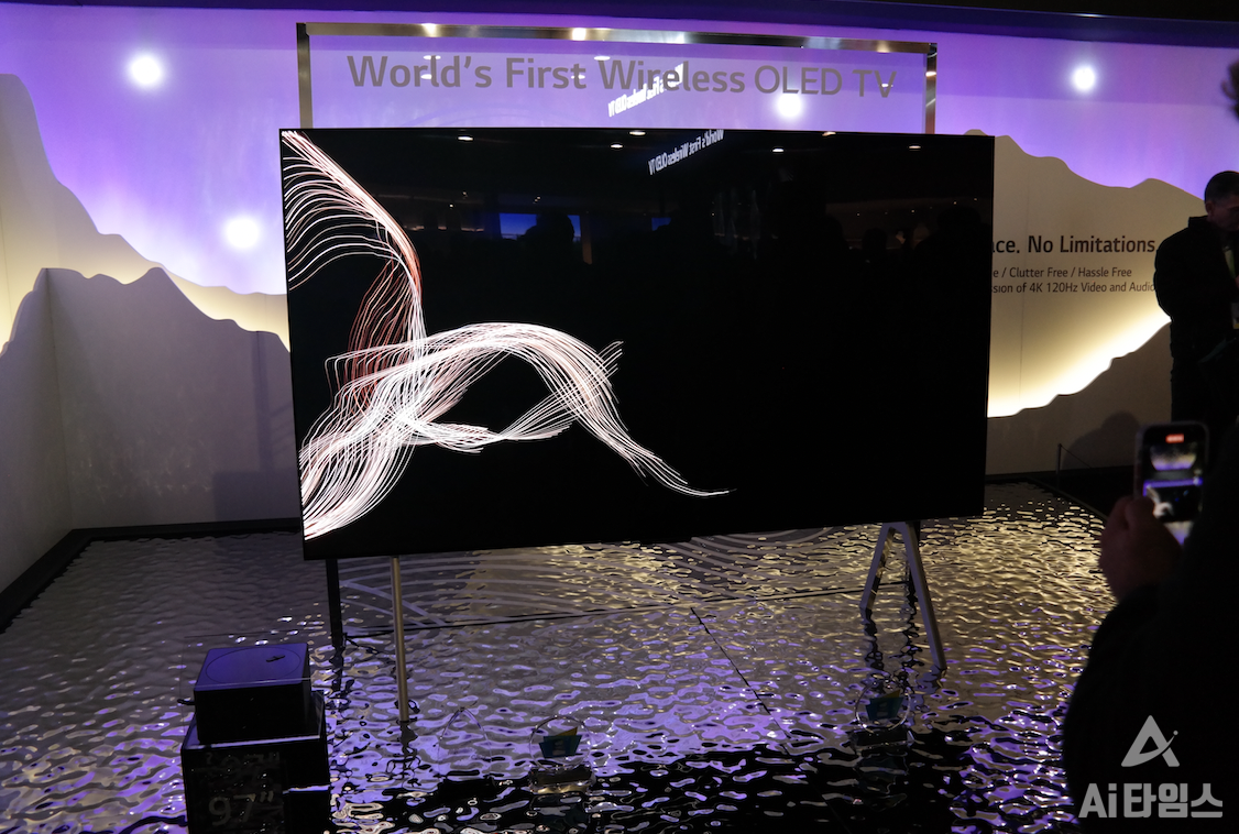 '제로 커넥트 박스'(왼쪽 하단)를 통해 콘텐츠를 전송받는 '올레드 M'