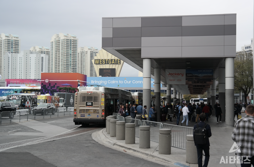 CES가 막을 올리자마자 많은 인파가 몰렸다. 호텔 전시장과 컨벤션 센터를 오가는 셔틀 버스장에도 취재진과 관람객이 장사진을 이뤘다. 