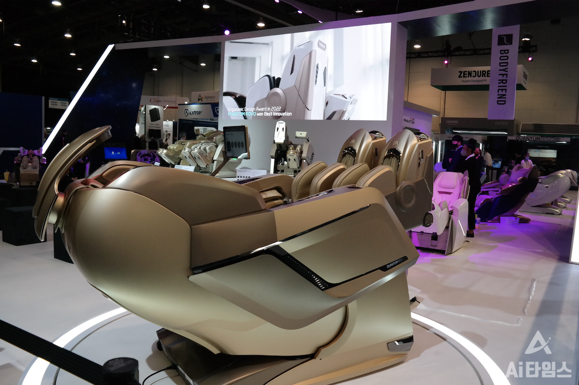 바디프랜드는 CES에서 지난해 업계 최초로 공개해 주목을 받은 '로보 워킹 테크놀로지'를 적용한 신제품을 선보였다.  외형이 마치 '아이언맨' 수트를 떠올리게 해 주목받았다.