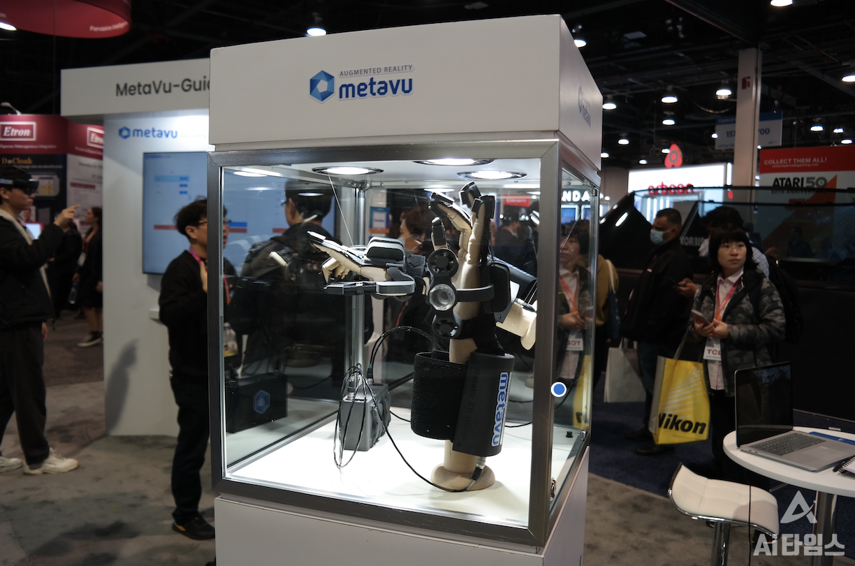 VR(가상현실)·AR(증강현실) 메타버스 관련 기업들도 주목받았다. 특히 센트럴관에는 한국 기업인 '메타뷰'가 상당 규모로 부스를 차렸다. 메타뷰는 5G, IoT,  AR·VR, 디지털 트윈 등과 기존 산업의 융합을 꾀하는 인더스트리얼 메타버스 전문 기업이다