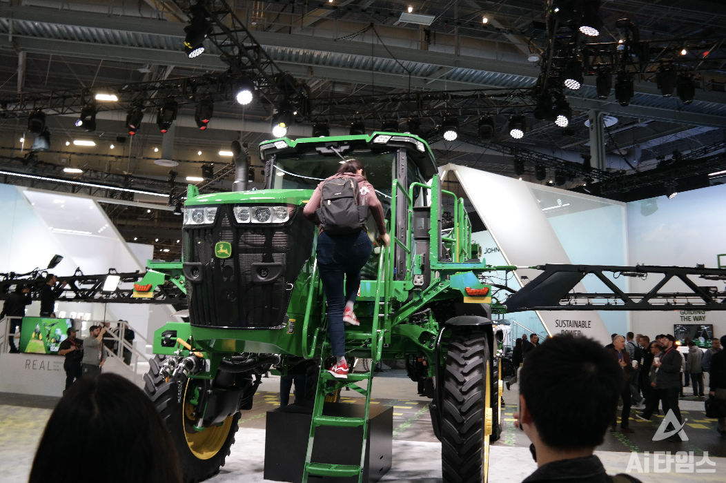 존 디어의 지율주행 트럭. 장비를 펼친 길이가 수십m에 달한다.