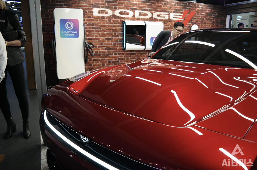 전기차 충전소를 앞세운 스텔란티스 부스